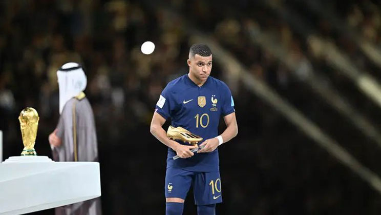 Kylian Mbappe memenangkan penghargaan Sepatu Emas Piala Dunia, mengalahkan Messi
